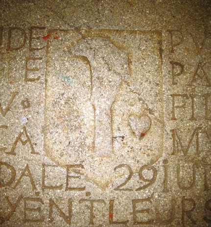 armoiries vigneronnes, pierre tombale de l'église de Pannessières